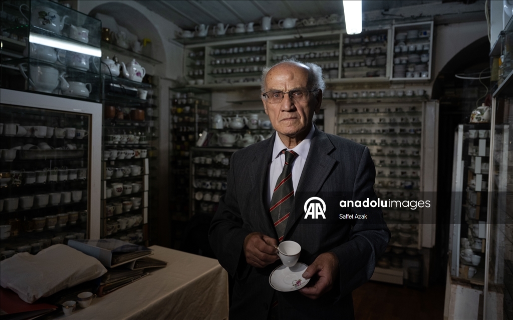 تروي ذاكرة القهوة والشاي بتركيا.. سبعيني يجمع 5 آلاف فنجان