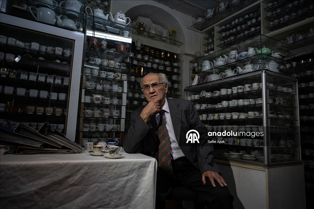 تروي ذاكرة القهوة والشاي بتركيا.. سبعيني يجمع 5 آلاف فنجان