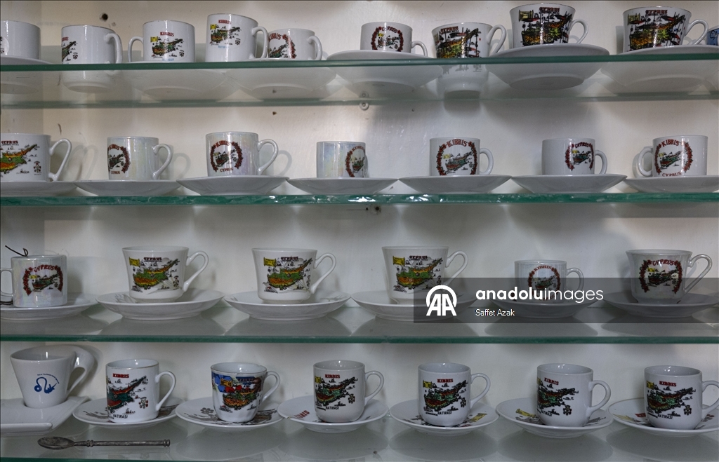 تروي ذاكرة القهوة والشاي بتركيا.. سبعيني يجمع 5 آلاف فنجان