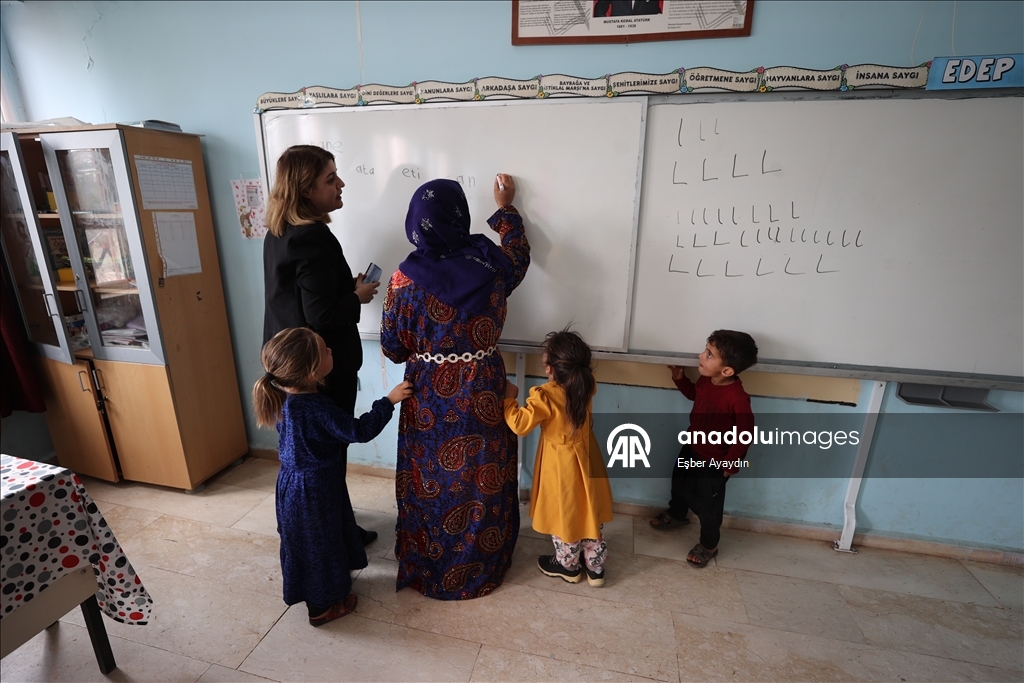 Li Şanliurfayê mamoste hem zarokan û hem jî dayikên wan perwerde dikin