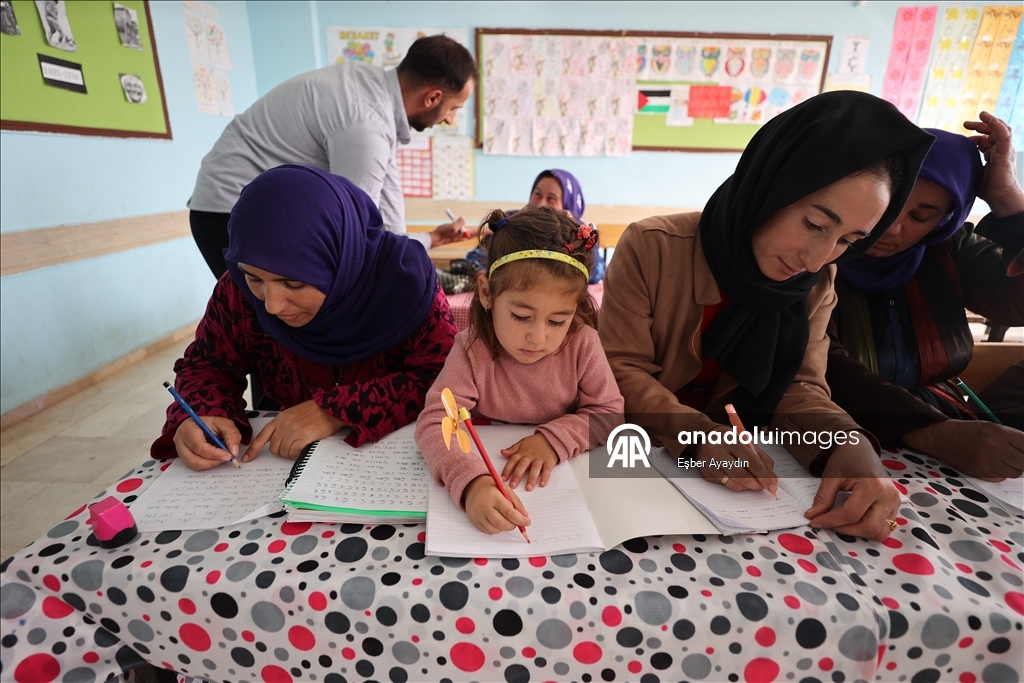 Li Şanliurfayê mamoste hem zarokan û hem jî dayikên wan perwerde dikin