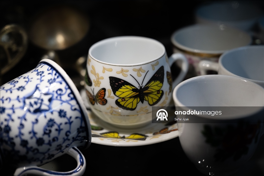 تروي ذاكرة القهوة والشاي بتركيا.. سبعيني يجمع 5 آلاف فنجان