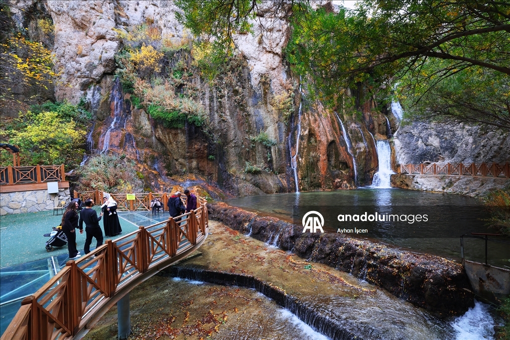 رونق الخريف ينساب مع مياه شلال غونبنار في ملاطيا التركية