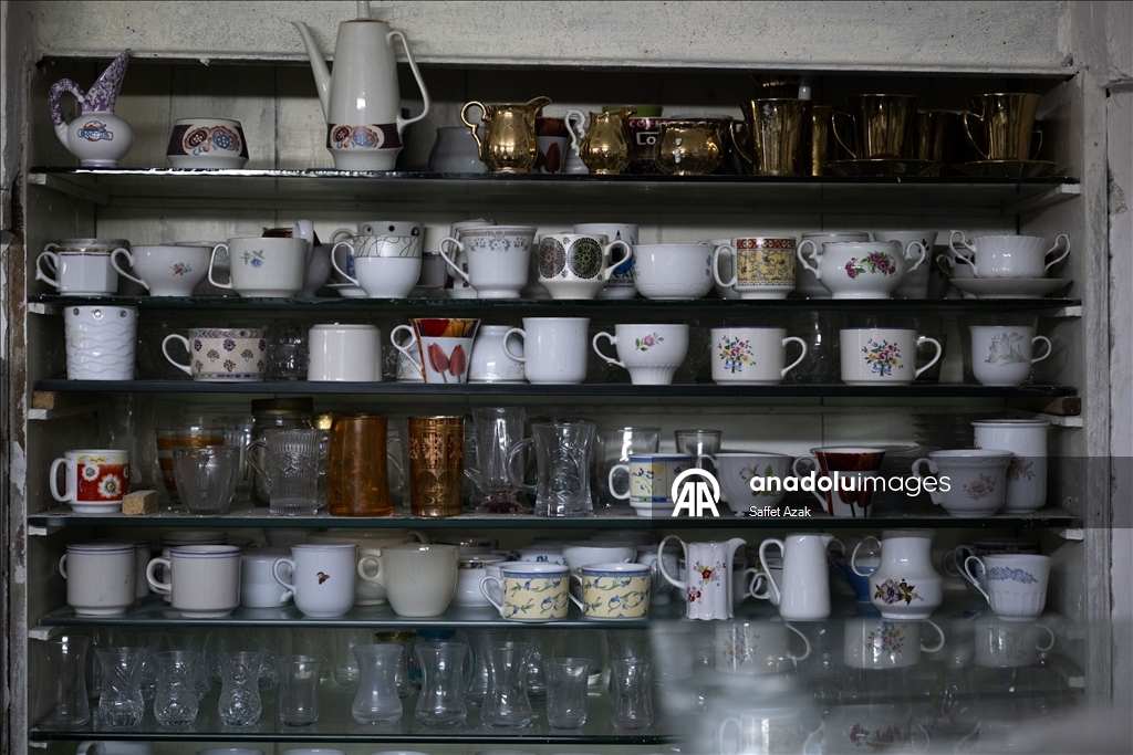 تروي ذاكرة القهوة والشاي بتركيا.. سبعيني يجمع 5 آلاف فنجان