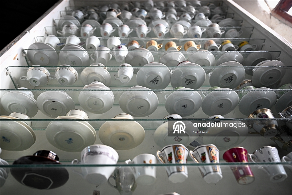 تروي ذاكرة القهوة والشاي بتركيا.. سبعيني يجمع 5 آلاف فنجان