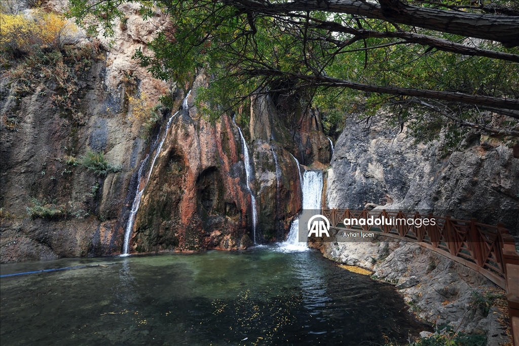 رونق الخريف ينساب مع مياه شلال غونبنار في ملاطيا التركية