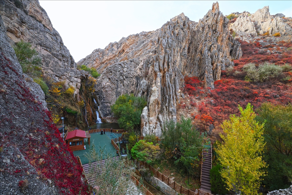 Sûlava Gunpinarê bi rengên payîzê xemilî