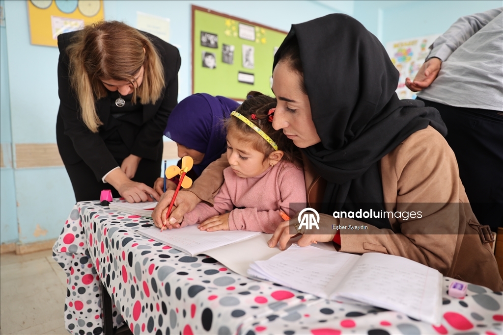 Li Şanliurfayê mamoste hem zarokan û hem jî dayikên wan perwerde dikin