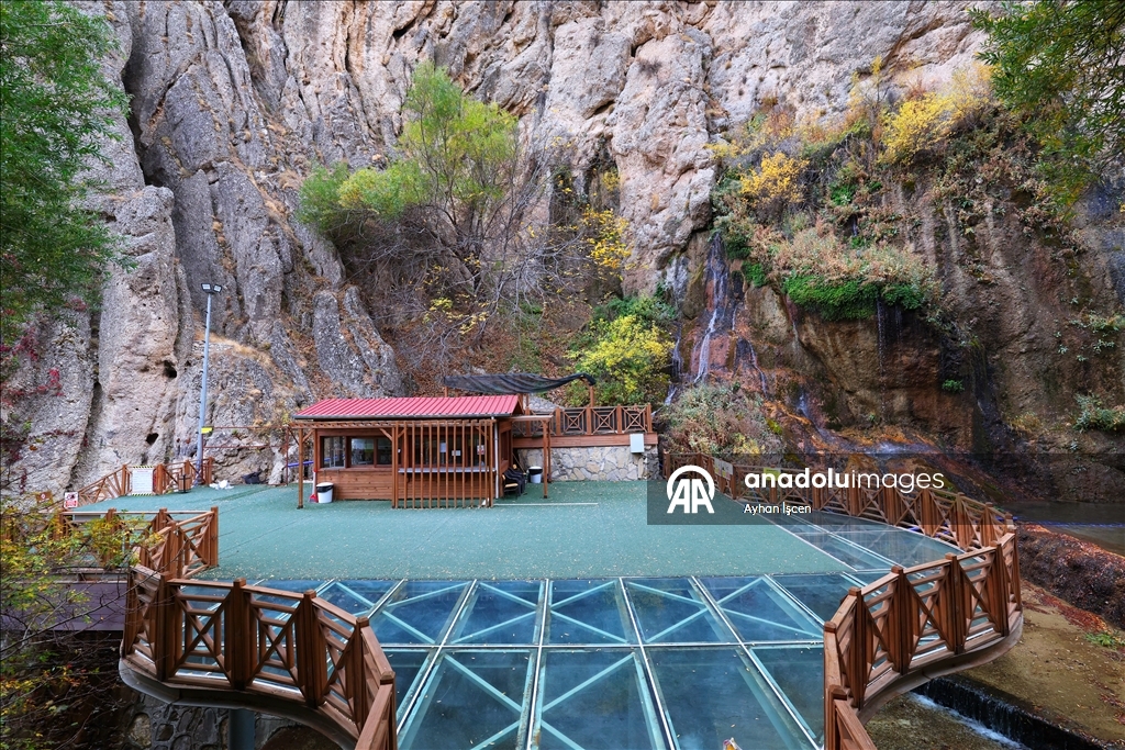 رونق الخريف ينساب مع مياه شلال غونبنار في ملاطيا التركية