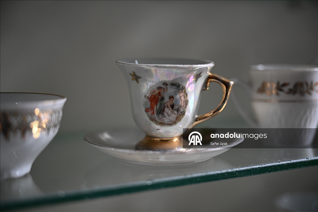 تروي ذاكرة القهوة والشاي بتركيا.. سبعيني يجمع 5 آلاف فنجان