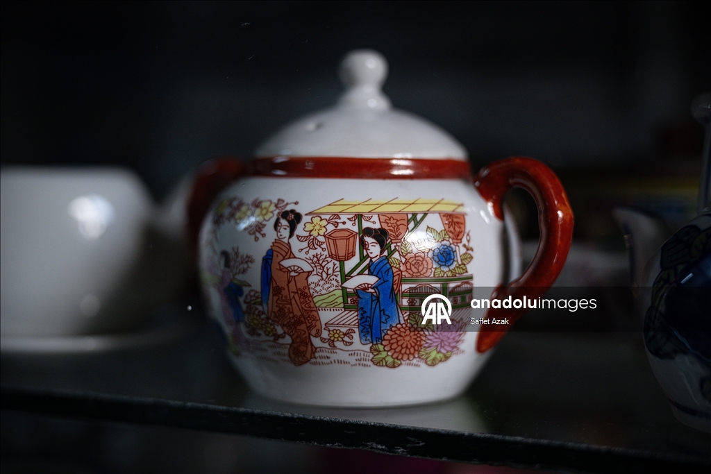 تروي ذاكرة القهوة والشاي بتركيا.. سبعيني يجمع 5 آلاف فنجان