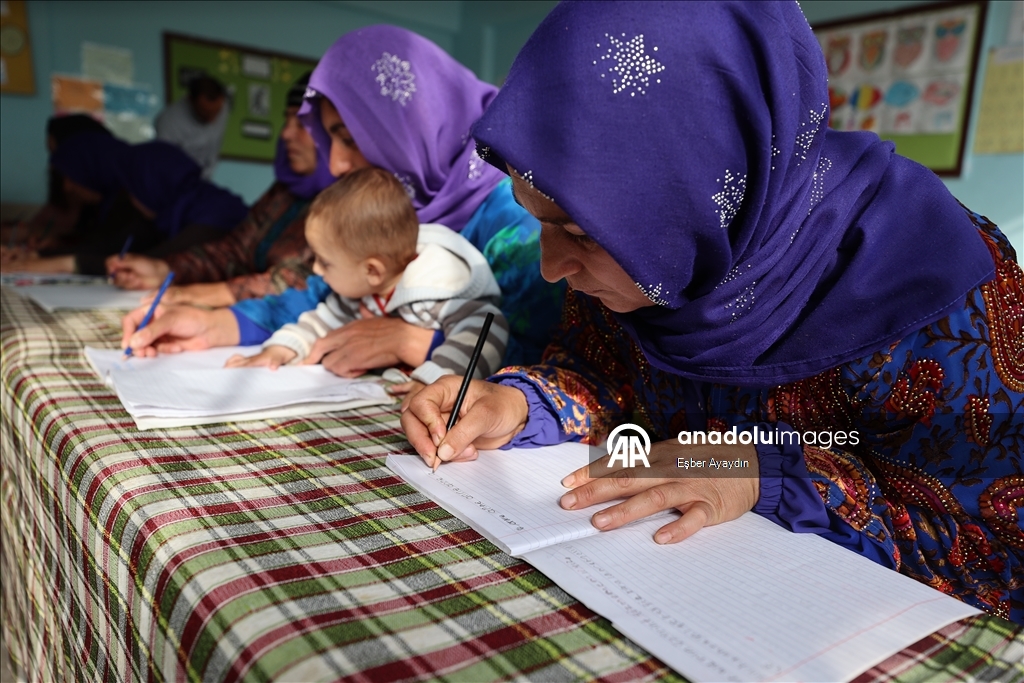 Li Şanliurfayê mamoste hem zarokan û hem jî dayikên wan perwerde dikin