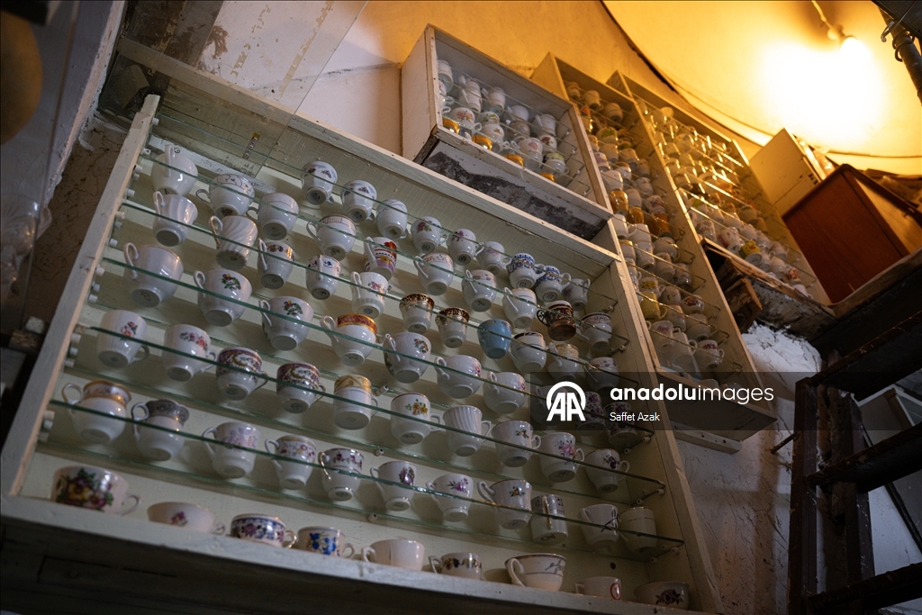 تروي ذاكرة القهوة والشاي بتركيا.. سبعيني يجمع 5 آلاف فنجان