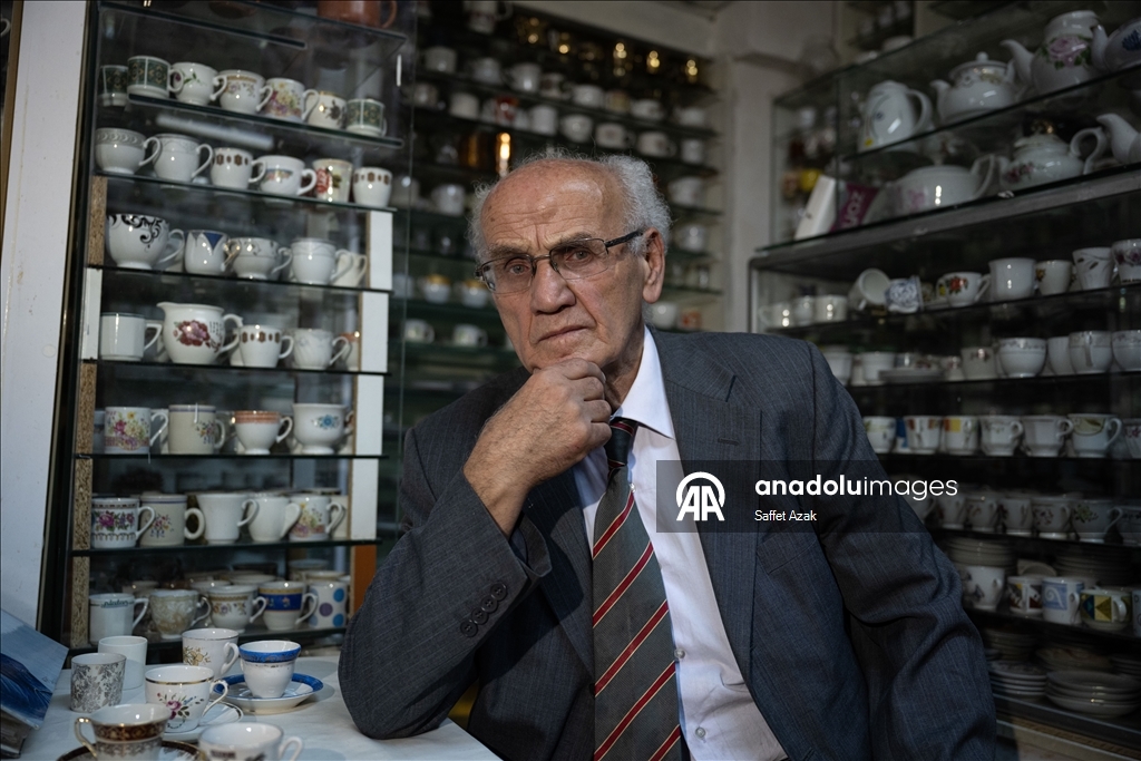 تروي ذاكرة القهوة والشاي بتركيا.. سبعيني يجمع 5 آلاف فنجان
