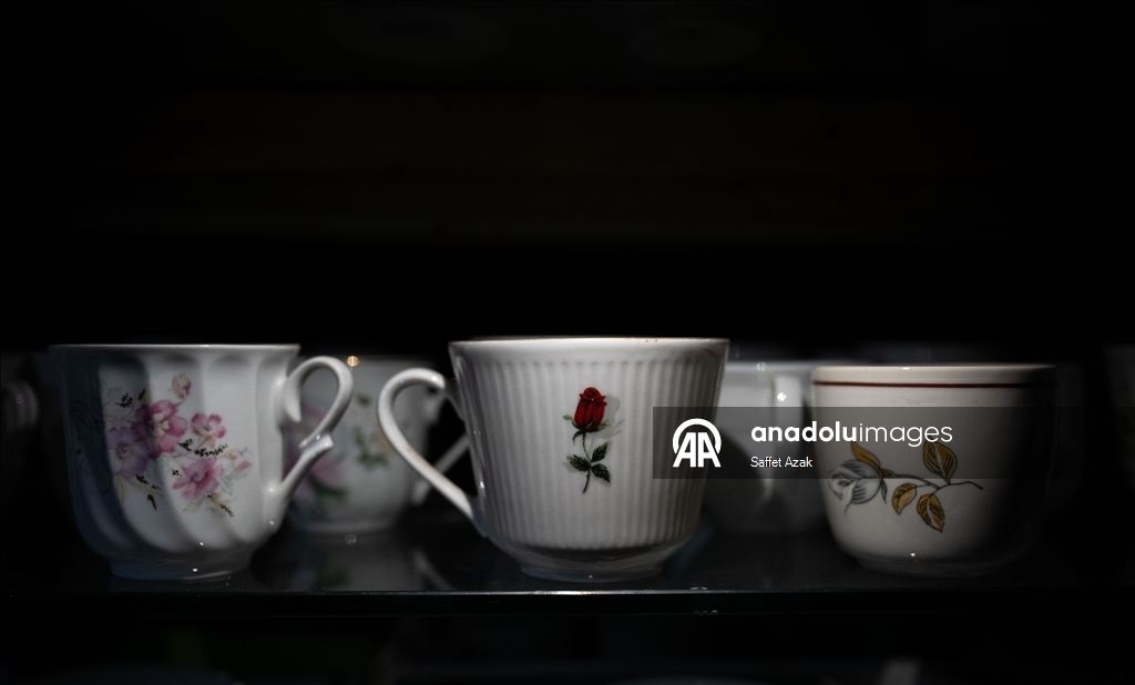 تروي ذاكرة القهوة والشاي بتركيا.. سبعيني يجمع 5 آلاف فنجان