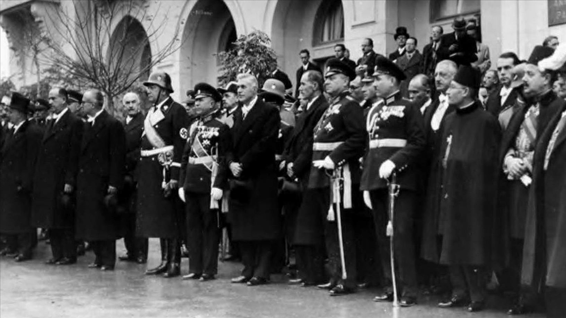 Arşiv fotoğrafları, büyük önder Atatürk'ün son yolculuğundaki kederi gözler önüne seriyor