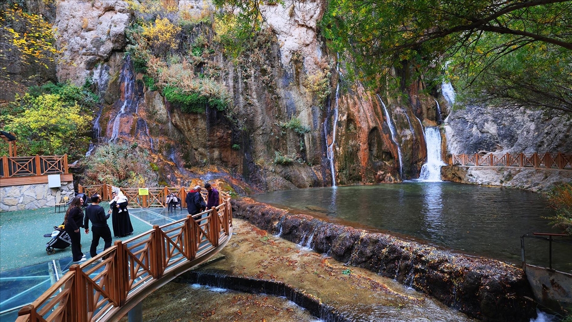 Günpınar Şelalesi sonbahar renklerine büründü