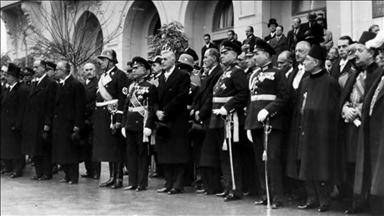 Arşiv fotoğrafları, büyük önder Atatürk'ün son yolculuğundaki kederi gözler önüne seriyor