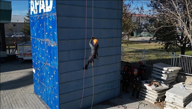 Depremlerde hayat kurtaran AFAD görevlileri, kendileri gibi ekipler yetiştiriyor