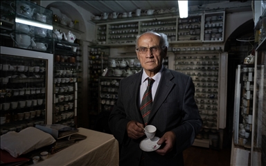 تروي ذاكرة القهوة والشاي بتركيا.. سبعيني يجمع 5 آلاف فنجان