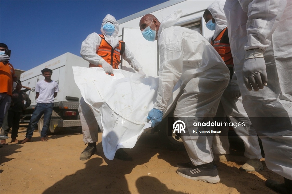 Gazze’de kimliği belirlenemeyen 38 Filistinli toplu mezara defnedildi