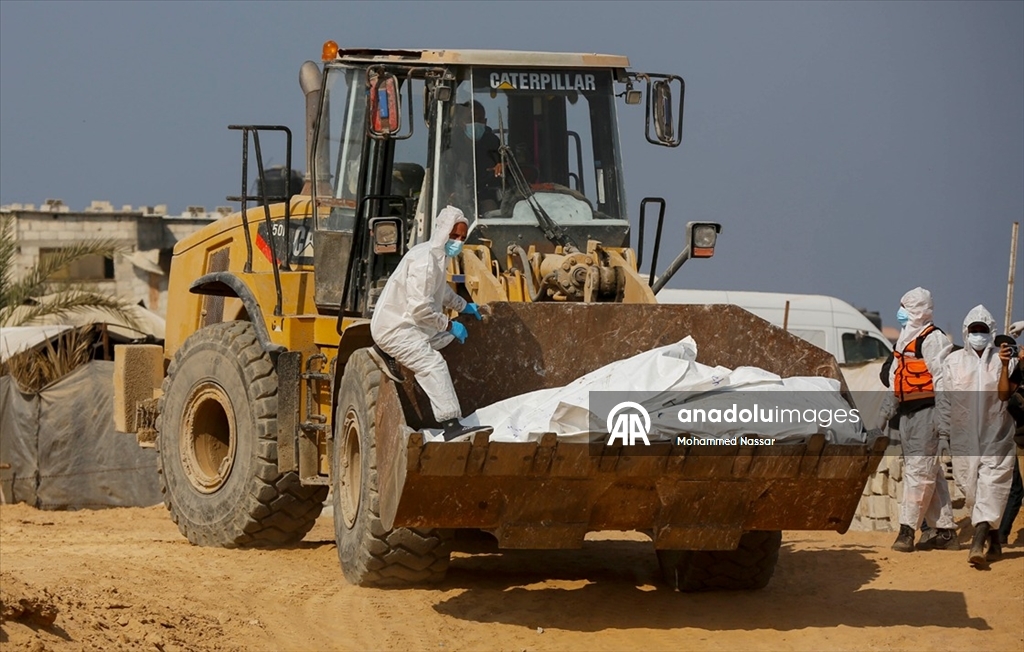 Gazze’de kimliği belirlenemeyen 38 Filistinli toplu mezara defnedildi
