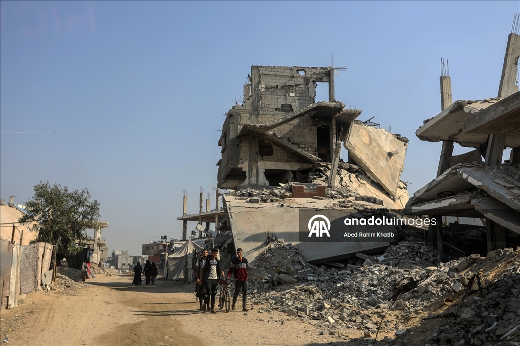 Han Yunus kentindeki Filistinliler enkaz arasında günlük yaşamlarını sürdürüyor