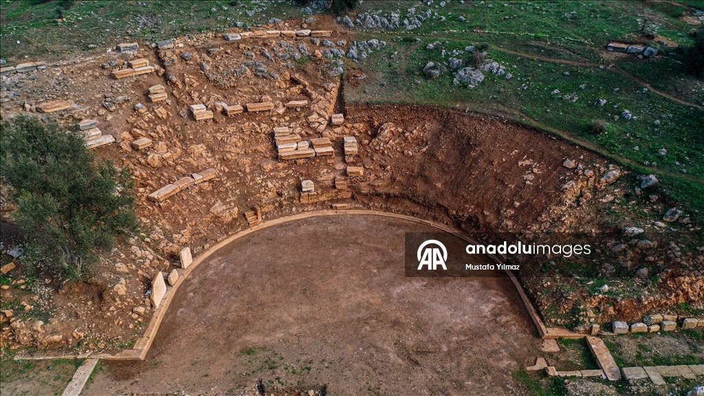 Gölyazı'daki antik tiyatroda seyirci basamakları orijinal yerlerine yerleştiriliyor