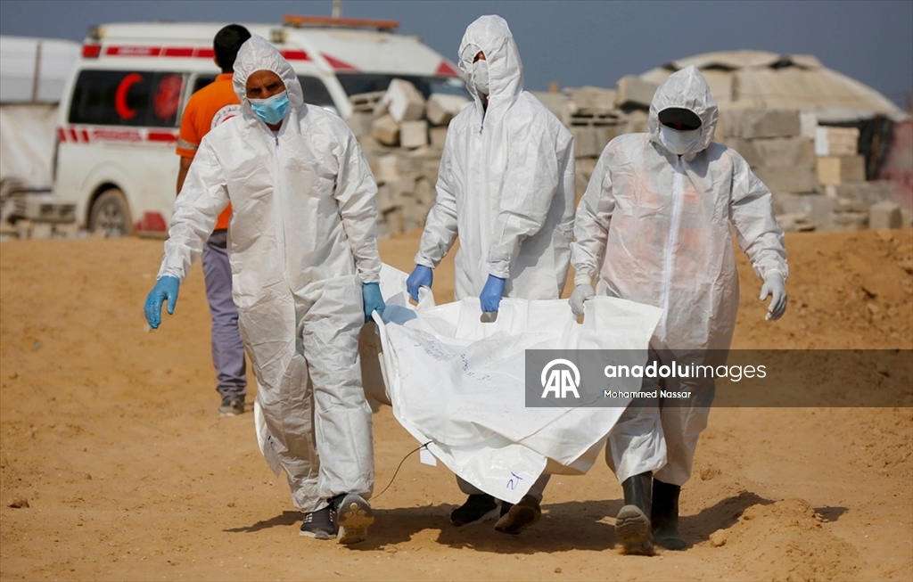 Gazze’de kimliği belirlenemeyen 38 Filistinli toplu mezara defnedildi