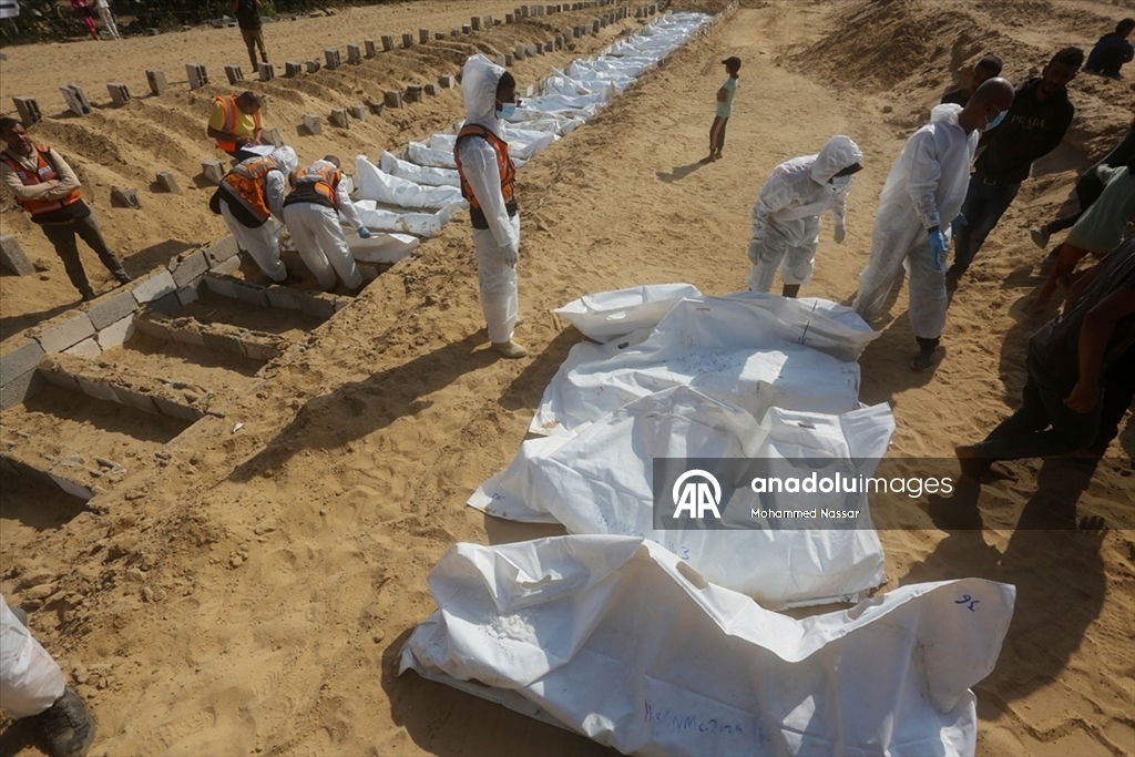 Gazze’de kimliği belirlenemeyen 38 Filistinli toplu mezara defnedildi