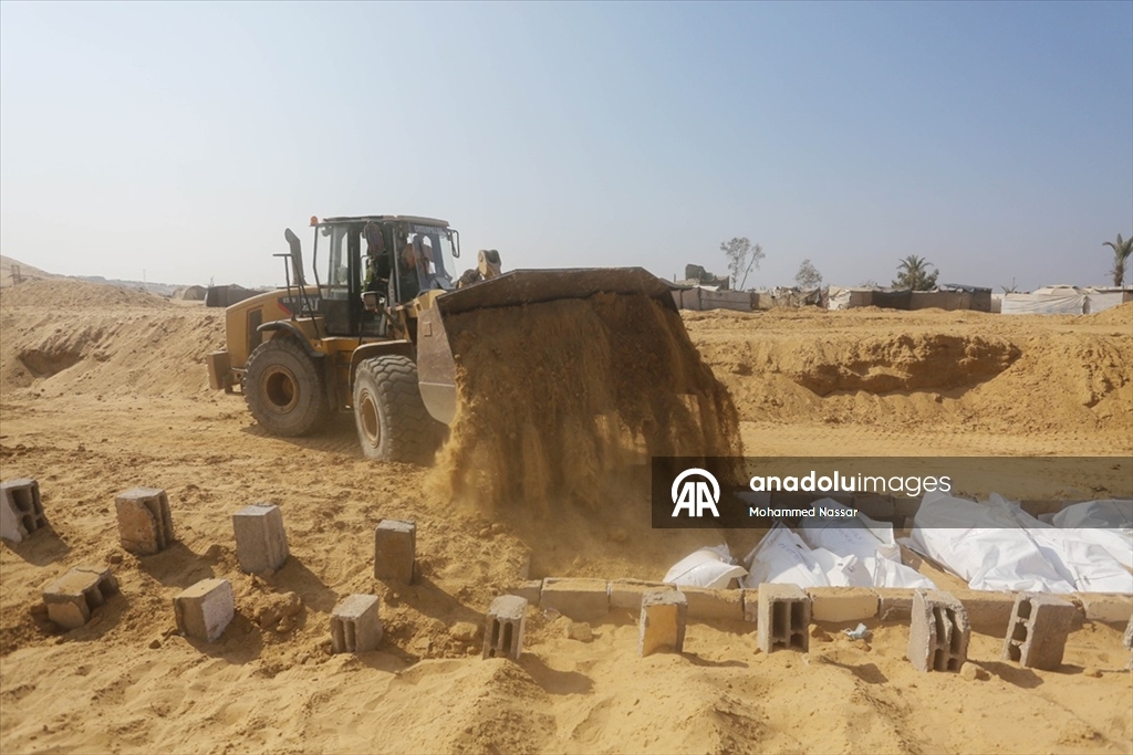 Gazze’de kimliği belirlenemeyen 38 Filistinli toplu mezara defnedildi