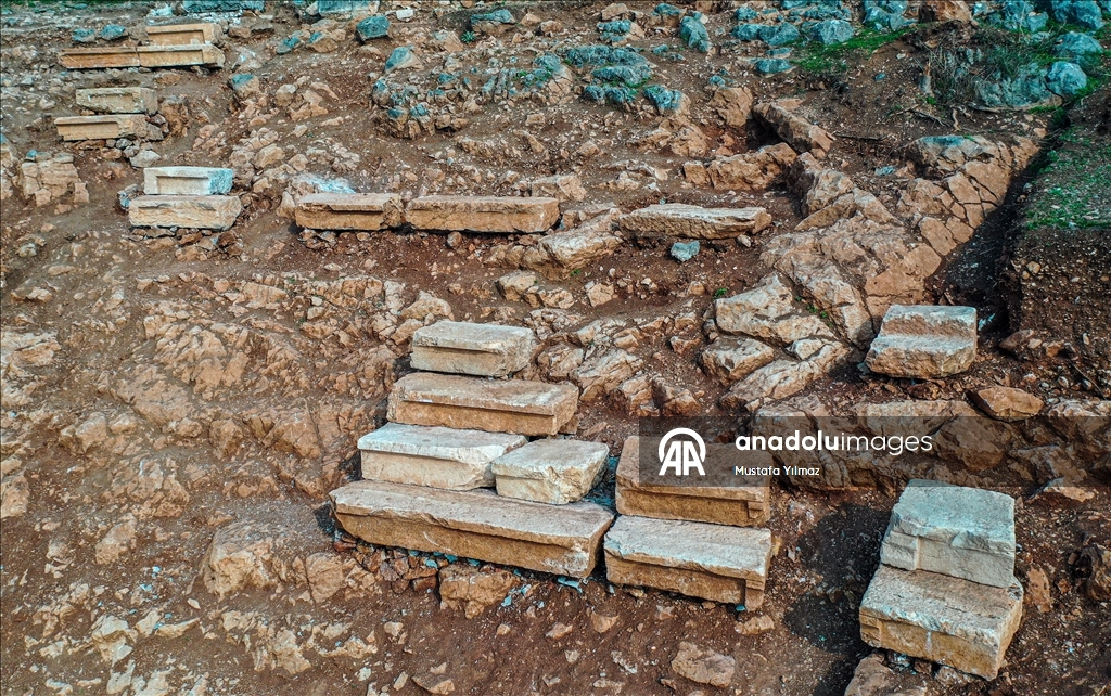 Gölyazı'daki antik tiyatroda seyirci basamakları orijinal yerlerine yerleştiriliyor