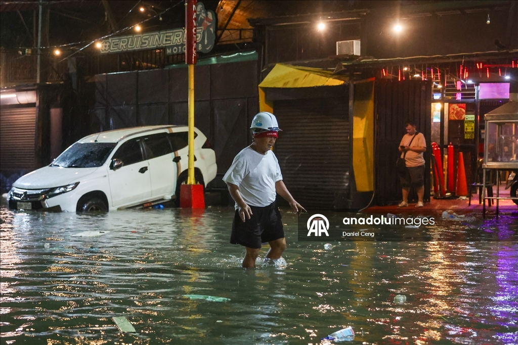 People struggle to recover from aftermath after Typhoon Fung-wong hit Philippines