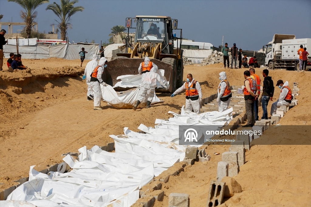 Gazze’de kimliği belirlenemeyen 38 Filistinli toplu mezara defnedildi