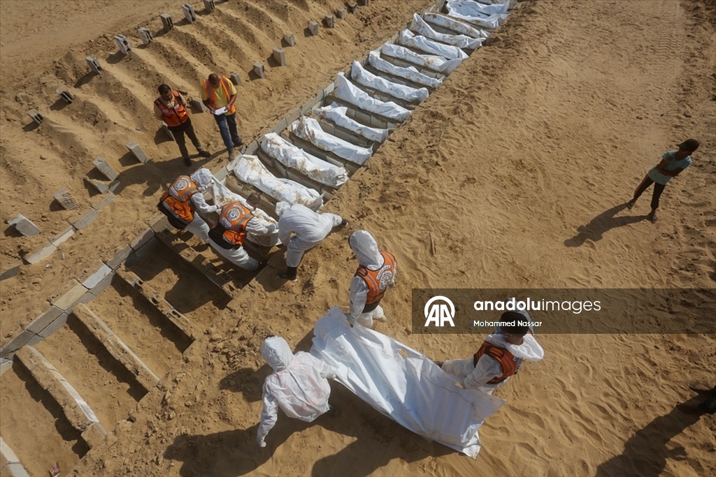 Gazze’de kimliği belirlenemeyen 38 Filistinli toplu mezara defnedildi