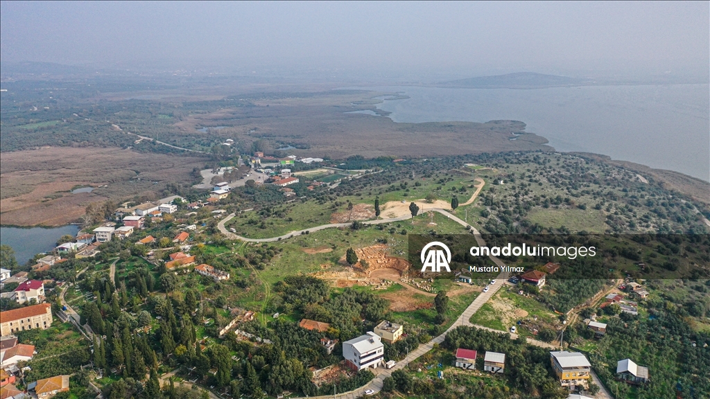 Gölyazı'daki antik tiyatroda seyirci basamakları orijinal yerlerine yerleştiriliyor