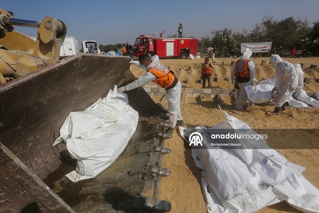 Gazze’de kimliği belirlenemeyen 38 Filistinli toplu mezara defnedildi