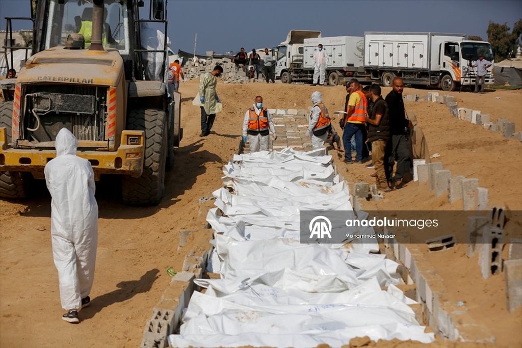 Gazze’de kimliği belirlenemeyen 38 Filistinli toplu mezara defnedildi