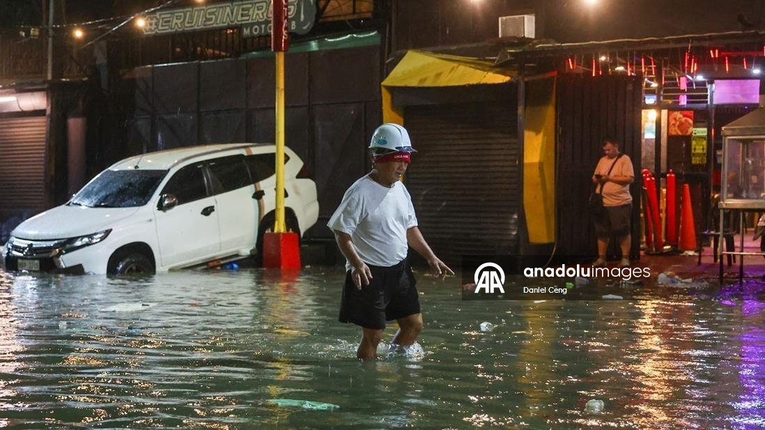 Filipinler’in başkenti Manila’da Süper Tayfun Fung-Wong, şiddetli yağış ve rüzgarlarla hayatı olumsuz etkiledi