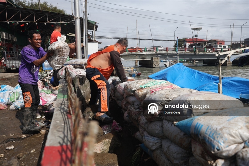 Filipinler’in başkenti Manila’da Süper Tayfun Fung-Wong, şiddetli yağış ve rüzgarlarla hayatı olumsuz etkiledi