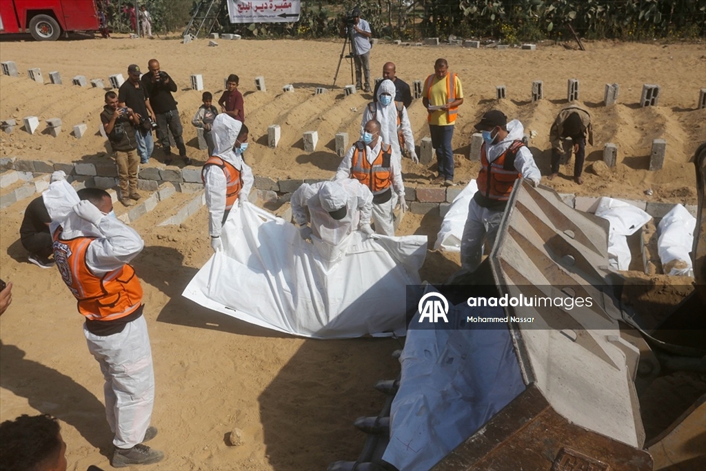 Gazze’de kimliği belirlenemeyen 38 Filistinli toplu mezara defnedildi
