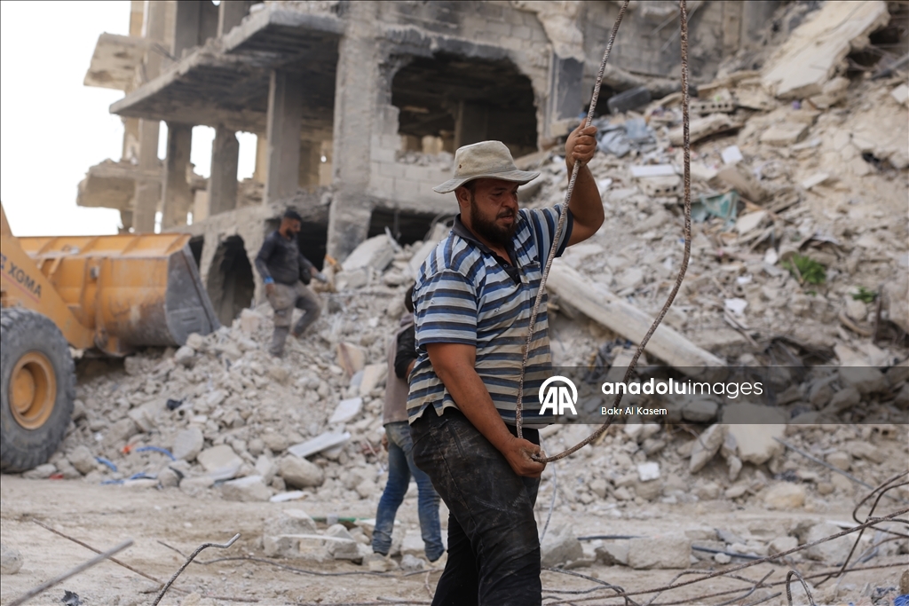 Syrians rebuild war-damaged homes in damascus with their own means