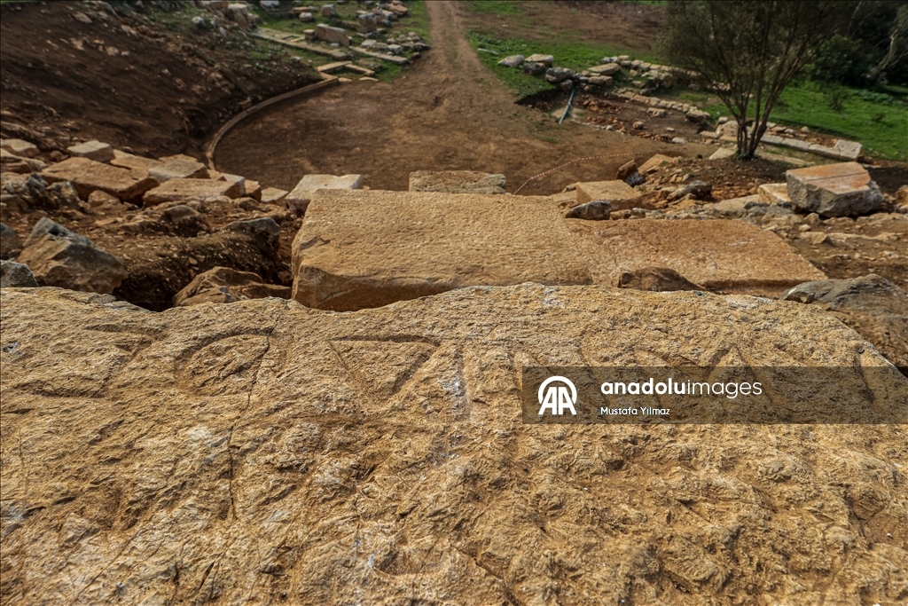 Gölyazı'daki antik tiyatroda seyirci basamakları orijinal yerlerine yerleştiriliyor