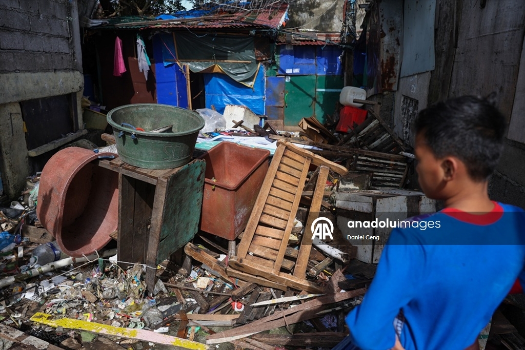 Filipinler’in başkenti Manila’da Süper Tayfun Fung-Wong, şiddetli yağış ve rüzgarlarla hayatı olumsuz etkiledi
