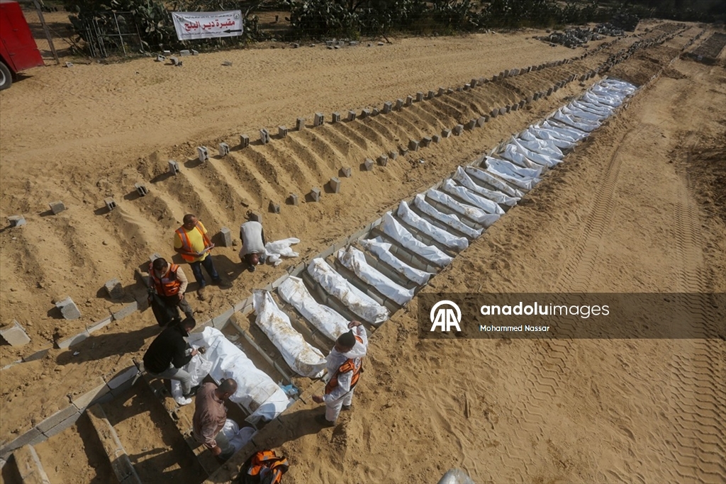 Gazze’de kimliği belirlenemeyen 38 Filistinli toplu mezara defnedildi