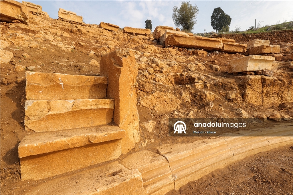 Gölyazı'daki antik tiyatroda seyirci basamakları orijinal yerlerine yerleştiriliyor