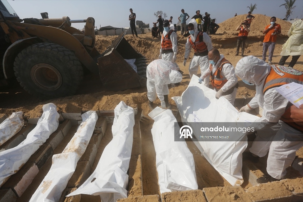Gazze’de kimliği belirlenemeyen 38 Filistinli toplu mezara defnedildi
