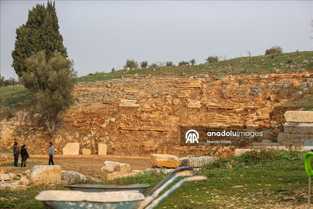 Gölyazı'daki antik tiyatroda seyirci basamakları orijinal yerlerine yerleştiriliyor