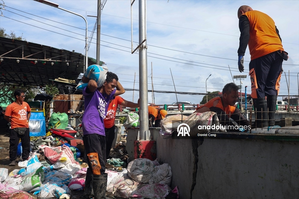 Filipinler’in başkenti Manila’da Süper Tayfun Fung-Wong, şiddetli yağış ve rüzgarlarla hayatı olumsuz etkiledi