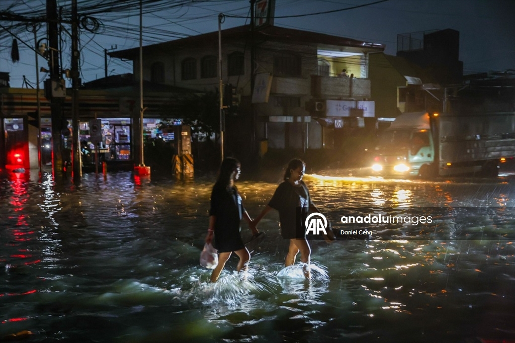 Filipinler’in başkenti Manila’da Süper Tayfun Fung-Wong, şiddetli yağış ve rüzgarlarla hayatı olumsuz etkiledi